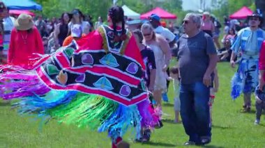 Vay canına yerli geleneksel dans stili ve şatafatlı. 2-Ruh Toplantısı, Birinci Milletlerin 2-Ruh Halkı tarafından sunuluyor. Yarışma ve kutlama: Toronto, Ontario, Kanada - 27 Mayıs 2023.