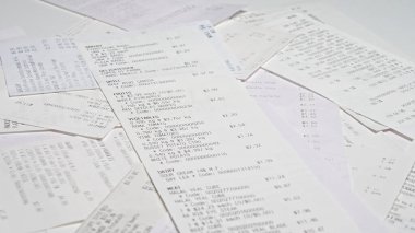 Kontrol edilemez gıda fiyatları enflasyon konsepti. Yetenek satın alan para krizleri. Harcama ve ev ekonomisi bütçesi. Bir sürü süpermarket kâğıt makbuzu. Kasadan alışveriş fişleri..