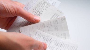 Kontrol edilemez gıda fiyatları enflasyon konsepti. Yetenek satın alan para krizleri. Harcama ve ev ekonomisi bütçesi. Bir sürü süpermarket kâğıt makbuzu. Kasadan alışveriş fişleri..