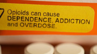 Üzerinde uyarı etiketi olan reçeteli bir şişe. Opioidler bağımlılığa, bağımlılığa ve aşırı doza neden olabilir. Opioidler genellikle çeşitli kronik ağrıları azaltmak için yazılır..