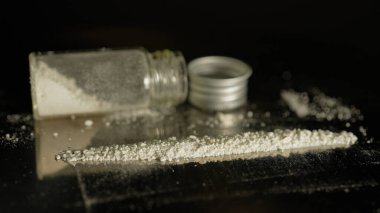 Bardak şişesinde depolanan yasadışı uyuşturucu madde kullanımına işaret ediyor. Uyuşturucu ve fentanil içeren devam eden bir kriz. Bir konteynıra yerleştirilmiş eroin ya da ezilmiş oksikodon..