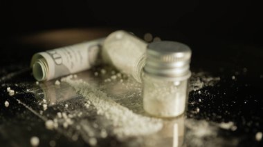 Bardak şişesinde depolanan yasadışı uyuşturucu madde kullanımına işaret ediyor. Uyuşturucu ve fentanil içeren devam eden bir kriz. Bir konteynıra yerleştirilmiş eroin ya da ezilmiş oksikodon..