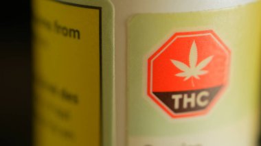 Makro, CBD şişesindeki THC uyarısını kapat. Marihuana bitkisinden yapılmış CBD veya cannabidiol ve ağrı kesici özellikleri var. CBD çeşitli ağrı türleri için rahatlama sağlayabilir.