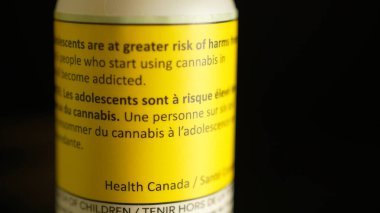 Makro, CBD şişesindeki THC uyarısını kapat. Marihuana bitkisinden yapılmış CBD veya cannabidiol ve ağrı kesici özellikleri var. CBD çeşitli ağrı türleri için rahatlama sağlayabilir.