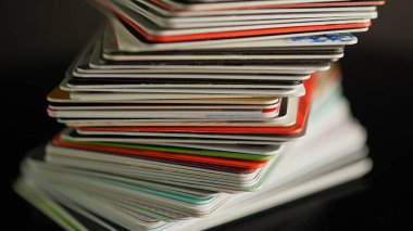 Kredi kartı yığını makroyu kapatır. Çevrimiçi bankacılık ve tüketici için ödeme araçları. Faturalar için plastik kartlar ve satın almalar için ödemeler. Faiz oranları ve açıklamaları.  