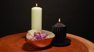 Altın kase kuru çiçek yapraklarıyla sihirli mumlar yakmak. Ayin sahnesi ve büyülü büyü atmosferi. Büyülü esrarengiz ayin. Cadılar Bayramı ayini geçmişi.