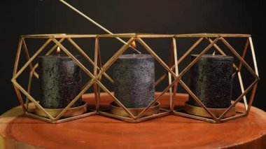 Büyülü dekoratif siyah mumlar cadı zanaat ayini için yanıyor. Mum yakmak Cadılar Bayramı teması ve büyücülük.