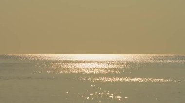 Gün batımında altın saat gölü. Güneş, Erie Gölü 'ne yansıyor ve parıldıyor. Su dalgaları, durgun su. Işıklar meltemle aydınlanıyor. Point Peele 'de tatil, Leamington, Ontario, Kanada.