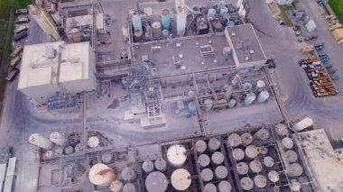 Kimyasal, geliştirme ve imalat tesisi, katkı maddeleri ve plastikler, motor, deniz yağları ve yağlar için deterjan üretimi. Sanayi bölgesi.