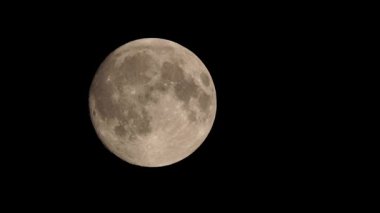 Dolunay gece gökyüzünde yavaş hareket eder. Ay büyücülüğü sihirli ritüel kavramı. Kurt adamın ay tarafından lanetlenmesi ve dönüştürülmesi.