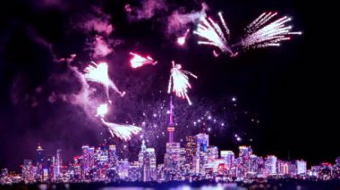 Toronto Kanada havai fişeklerle dolu şehir manzarası, bayram kutlamalarının sanatsal kolajı. Gecenin sanatsal efektleri Kuzey Amerika şehir ışıkları uzaktan yanıp sönüyor ve havai fişekler patlıyor..