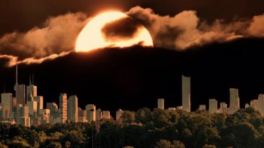 Sıcak sinematik güneşli şehir silueti, şehir merkezindeki güneş batımlı şehir manzarası. Havayı ve sisi titreten sanatsal efektler. Destansı sıcak yaz gökyüzü yağmurdan sonra. Isı dalgası uyarısı.