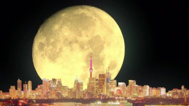 Toronto şehir merkezinde dolunay, sanatsal kolaj zaman aşımı. Gece vakti aydınlatılan binaların özel efektleri, parlayan ayın ışıkları. Gece hayatı şehir manzarası silüeti, iş alanı ve parti.