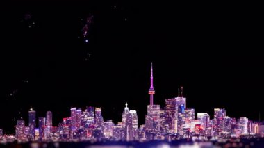 Toronto Kanada havai fişeklerle dolu şehir manzarası, bayram kutlamalarının sanatsal kolajı. Gecenin sanatsal efektleri Kuzey Amerika şehir ışıkları uzaktan yanıp sönüyor ve havai fişekler patlıyor..
