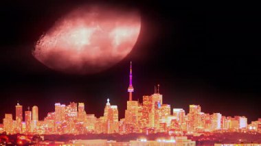 Toronto şehir merkezinde parlayan kızıl mistik ay, sanatsal kolaj zaman aşımı. Gece parıldayan hava ve gece binaları özel efekt yakıyor. Büyülü, gizemli cadılar bayramı büyüsü ruh hali ayı..
