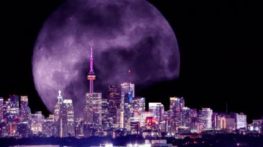 Toronto şehir merkezinde dolunay, sanatsal kolaj zaman aşımı. Gece vakti aydınlatılan binaların özel efektleri, parlayan ayın ışıkları. Gece hayatı şehir manzarası silüeti, iş alanı ve parti.