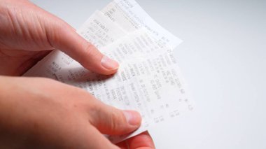 Aşırı harcama, borç, bütçe kaybı ve iflas kavramı. Bir sürü faturayla kontrol edilemez alışveriş yaptıktan sonra mali sorunlar. Alışveriş ve para harcama bağımlılığı. Ev ekonomisi.