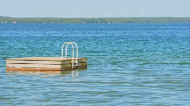 Manitou Gölü ıslak arazi Manitou Nehri Parkı yakınlarındaki Manitoulin Adası, Kuzey Ontario, Kanada. Yaz havası ve büyüleyici bir manzara. Seyahat, macera ve keşif. Lakeside lüks manzarası.