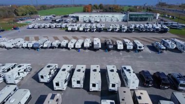 Karavanlar, karavanlar ve kiralık karavanlar. Destansı maceralar için lüks ve hareketlilik. Konforlu iç mekanlar, modern konfor ve şebeke dışı özgürlük Toronto, Ontario, Kanada - 19 Ekim 2024