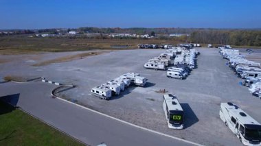 Satılık karavan kiralama, kira. Karavanlar destansı yolculuklar için özgürlük ve konfor sunuyor. Modern konforlar, geniş iç mekanlar, şebeke dışı yetenekler Toronto, Ontario, Kanada - 19 Ekim 2024