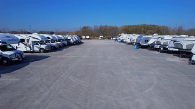 Karavanlar, karavanlar ve kiralık karavanlar. Destansı maceralar için lüks ve hareketlilik. Konforlu iç mekanlar, modern konfor ve şebeke dışı özgürlük Toronto, Ontario, Kanada - 19 Ekim 2024