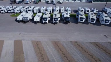 Yaz karavanı ve kiralık karavanlar. Manzaralı yolculuklar ve dünya çapında göçebe keşifler için motorlu karavan. Eğlence aracı: Toronto, Ontario, Kanada - 19 Ekim 2024