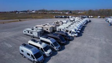 Kiralık karavan ve karavanların hava görüntüsü. Karavan karavanıyla yola çıkın. Hepsi bir arada, özgürlük, macera, rahatlık. Toronto, Ontario, Kanada - 19 Ekim 2024