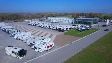 Kiralık karavan ve karavanların hava görüntüsü. Karavan karavanıyla yola çıkın. Hepsi bir arada, özgürlük, macera, rahatlık. Toronto, Ontario, Kanada - 19 Ekim 2024
