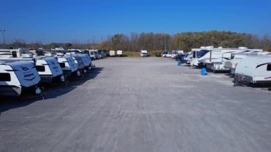 Campervan, karavan ya da satılık konvoy, kira. Göçebe maceralar, manzaralı kaçışlar ve rahat bir yaşam için mükemmel. Kuzey Amerika 'da Seyahat: Toronto, Ontario, Kanada - 19 Ekim 2024