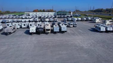 Campervan, karavan ya da satılık konvoy, kira. Göçebe maceralar, manzaralı kaçışlar ve rahat bir yaşam için mükemmel. Kuzey Amerika 'da Seyahat: Toronto, Ontario, Kanada - 19 Ekim 2024