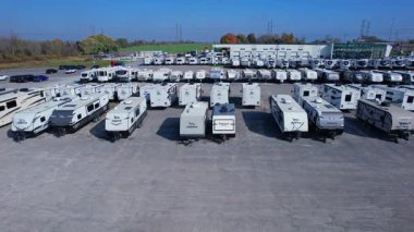 Satılık karavan kiralama, kira. Karavanlar destansı yolculuklar için özgürlük ve konfor sunuyor. Modern konforlar, geniş iç mekanlar, şebeke dışı yetenekler Toronto, Ontario, Kanada - 19 Ekim 2024