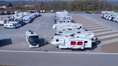 Yaz karavanı ve kiralık karavanlar. Manzaralı yolculuklar ve dünya çapında göçebe keşifler için motorlu karavan. Eğlence aracı: Toronto, Ontario, Kanada - 19 Ekim 2024