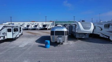 Campervan, karavan ya da satılık konvoy, kira. Göçebe maceralar, manzaralı kaçışlar ve rahat bir yaşam için mükemmel. Kuzey Amerika 'da Seyahat: Toronto, Ontario, Kanada - 19 Ekim 2024