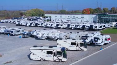 Satılık karavan kiralama, kira. Karavanlar destansı yolculuklar için özgürlük ve konfor sunuyor. Modern konforlar, geniş iç mekanlar, şebeke dışı yetenekler Toronto, Ontario, Kanada - 19 Ekim 2024