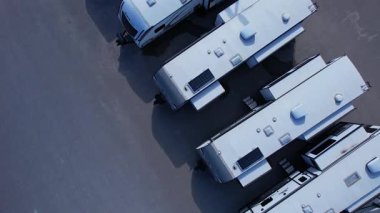 Satılık karavan kiralama, kira. Karavanlar destansı yolculuklar için özgürlük ve konfor sunuyor. Modern konforlar, geniş iç mekanlar, şebeke dışı yetenekler Toronto, Ontario, Kanada - 19 Ekim 2024