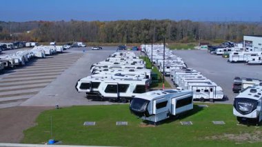 Karavanlar, karavanlar ve kiralık karavanlar. Destansı maceralar için lüks ve hareketlilik. Konforlu iç mekanlar, modern konfor ve şebeke dışı özgürlük Toronto, Ontario, Kanada - 19 Ekim 2024