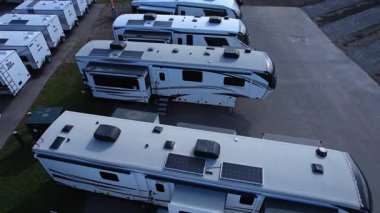 Yaz karavanı ve kiralık karavanlar. Manzaralı yolculuklar ve dünya çapında göçebe keşifler için motorlu karavan. Eğlence aracı: Toronto, Ontario, Kanada - 19 Ekim 2024