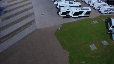 Karavanlar, karavanlar ve kiralık karavanlar. Destansı maceralar için lüks ve hareketlilik. Konforlu iç mekanlar, modern konfor ve şebeke dışı özgürlük Toronto, Ontario, Kanada - 19 Ekim 2024