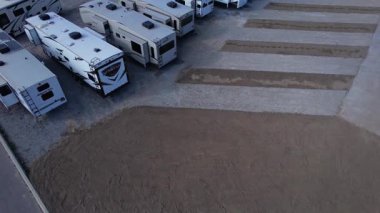 Kiralık karavan ve karavanların hava görüntüsü. Karavan karavanıyla yola çıkın. Hepsi bir arada, özgürlük, macera, rahatlık. Toronto, Ontario, Kanada - 19 Ekim 2024