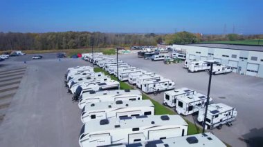 Yaz karavanı ve kiralık karavanlar. Manzaralı yolculuklar ve dünya çapında göçebe keşifler için motorlu karavan. Eğlence aracı: Toronto, Ontario, Kanada - 19 Ekim 2024