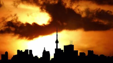 Mimari binalar ve şehir panoraması yaz sıcağında gün batımının canlı arkaplanı. Alacakaranlıkta şehir merkezinde Amerikan şehir manzarası. Güneş, sanatsal kolaj seti. Özel efekt bulanıklığı.