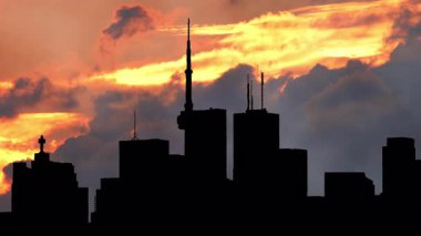 Sinema güneşi kırmızı sarı ve turuncu şehir gökyüzü siluetinde batıyor. Sıcak yaz atmosferi ve ısı dalgası sisinden oluşan sanatsal efektler. Sarı güneş destansı altın saatte batıyor..