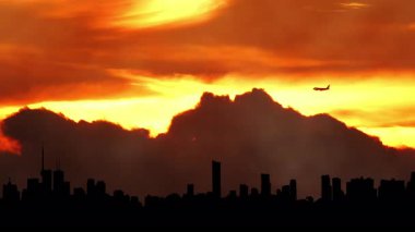 Kuzey Amerika silueti silueti gün batımı zamanı. Şehir kuleleri ve şehir manzarası, güneş batarken renkli sıcak bulutlarla doluyor. Amerikan şehir merkezindeki sanat kolajının üzerine güneş battı. Sis 'in özel efektleri.