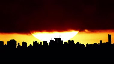 Kuzey Amerika silueti silueti gün batımı zamanı. Amerikan şehir merkezindeki sanat kolajının üzerine güneş battı. Sis 'in özel efektleri. Şehir kuleleri ve şehir manzarası güneş batarken renkli sıcak bulutlarla doluyor..