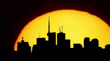 Mimari binalar ve şehir panoraması yaz sıcağında gün batımının canlı arkaplanı. Alacakaranlıkta şehir merkezinde Amerikan şehir manzarası. Güneş, sanatsal kolaj seti. Özel efekt bulanıklığı.