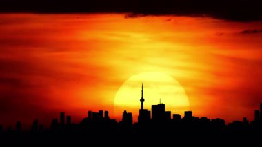 Sinema güneşi kırmızı sarı ve turuncu şehir gökyüzü siluetinde batıyor. Sıcak yaz atmosferi ve ısı dalgası sisinden oluşan sanatsal efektler. Sarı güneş destansı altın saatte batıyor..