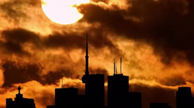 Mimari binalar ve şehir panoraması yaz sıcağında gün batımının canlı arkaplanı. Alacakaranlıkta şehir merkezinde Amerikan şehir manzarası. Güneş, sanatsal kolaj seti. Özel efekt bulanıklığı.