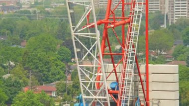 Yaz boyunca şantiyede vinç kulübesi inşaatı. Hafta sonu boyunca kulesiz vinç kulübesi. Ağır eşyaları kaldırmak için kullanılan vinç sürgüsü: Toronto, Ontario, Kanada - 09 Haziran 2025