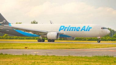 Amazon Prime Air Boeing 767 kalkış için bekliyor. Amazon paketlerini taşımak için lojistik nakliye Amazon Hava Yolları. Şirketin logosuna sahip uçak kuyruğu yüzgeci Toronto, Ontario, Kanada - 13 Haziran 2023 
