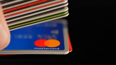 Masada bir sürü kredi kartı ve kredi kartı var. Yüksek faizli kredi kartları ve kredi kartları yığını. Kişisel finans ve enflasyon: Toronto, Ontario, Kanada - 23 Ekim 2023